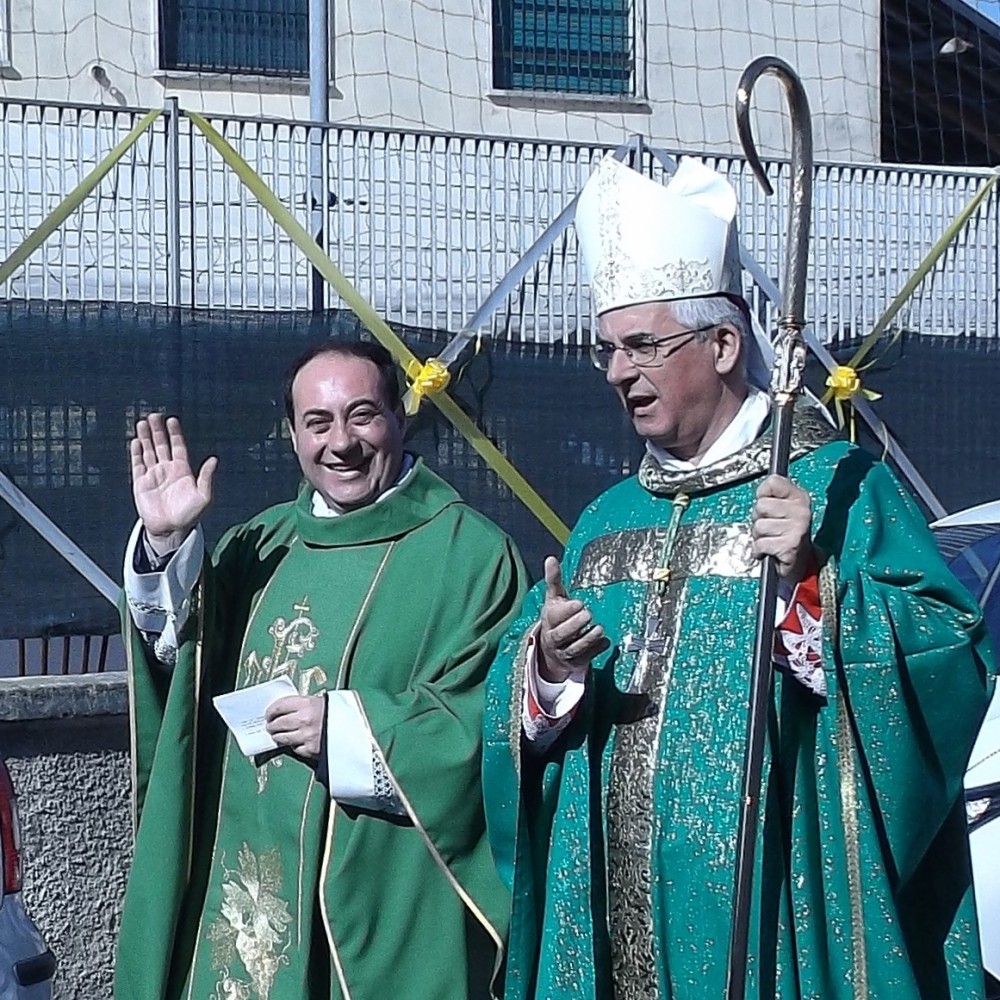 Don Davide Osio con il vescovo Antonio Napolioni