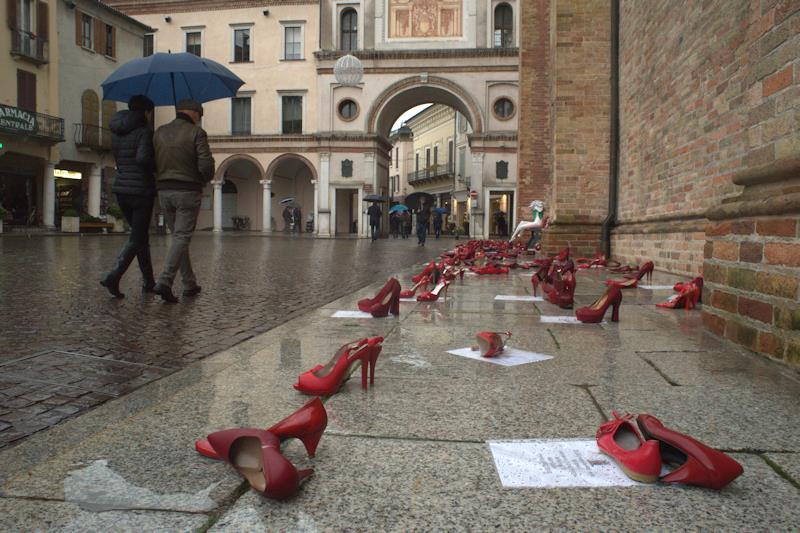 Scarpe rosse in piazza Duomo a Crema