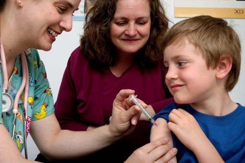 Agevolazione per le famiglie non in regola con le vaccinazioni obbligatorie. Aperture straordinarie dei centri vaccinali